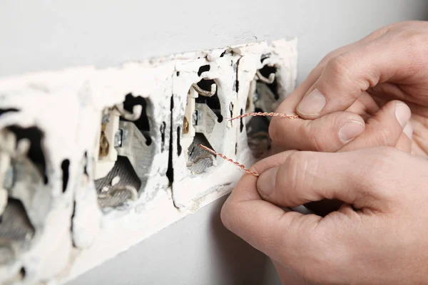 Zócalo dañado en la pared, electricidad peligrosa en la casa . — Foto de Stock