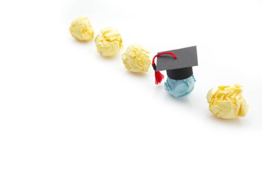 Mezuniyet şapkalı kağıt top figürü. Eğitim, öğrenim ve s