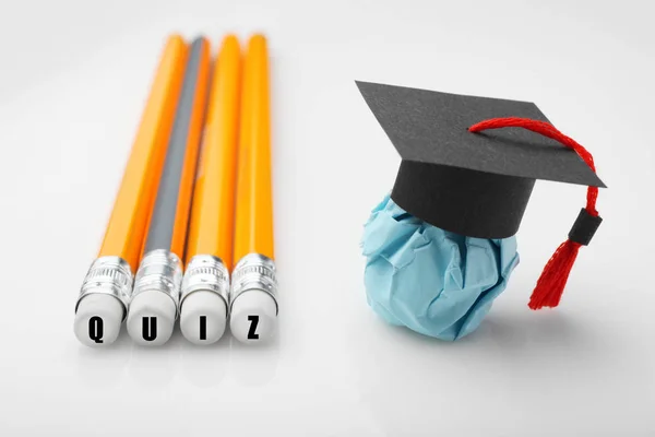 Lápices con inscripción QUIZ. Figura de educación de papel con gradu — Foto de Stock