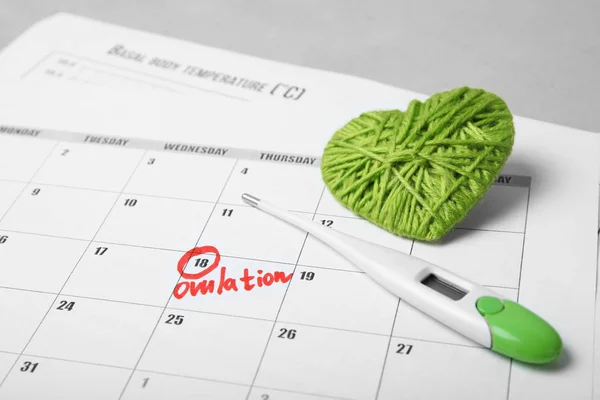 Dia de ovulação feminina no calendário, horário de temperatu basal — Fotografia de Stock
