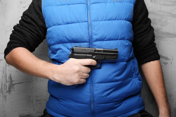 Waffen in männlicher Hand zum Schutz vor Aggression, Körperverletzung — Stockfoto