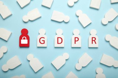 Beyaz insan figürleri ve GDPR yazıları. Genel Veri Koruma Düzenlemesi.