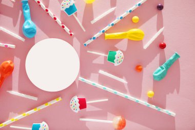 Çocuk tatilinin şenlikli arka planı (şablon). Pembe arka planda tatlılar olan neşeli bir doğum günü partisi.