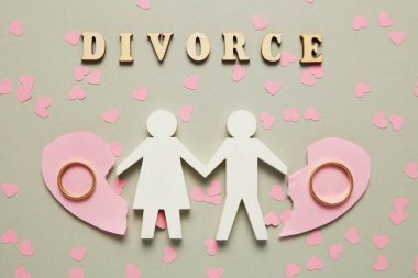 Kırık kalp ve iki altın yüzük. Sivil aile boşanması, çatışma. 