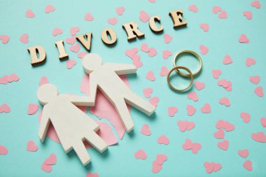 Kırık kalp ve iki altın yüzük. İnsanlar boşanır, aşık olur ve anlaşmazlık yaşar.