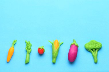 Sağlıklı beslenme için plastik sebzeler. Havuç, kuşkonmaz, domates, mısır, patlıcan ve brokoli. Antioksidan, organik gıdalar..