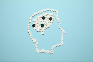 Tıbbî ilaçlardan beyin ve kafa silueti. Baş ağrısı ve kanser tedavisi.