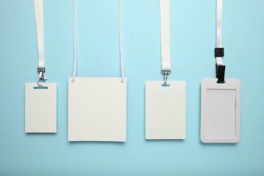 Kimlik kartı seti, mavi arka planda plastik kimlik. Beyaz boş rozet modeli.