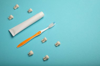 Diş minesi ve ağız boşluğunun bakımı, çocuk bakımı. Diş fırçaları.