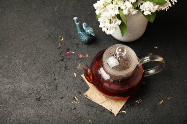 Geleneksel Çin çay yaprakları masada cam çaydanlıkta. Aromatik ve antioksidan..