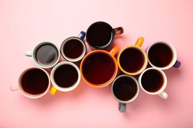 Siyah çay (kahve) parlak fincanlar, ofis molası, takım oluşturma.