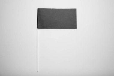 Reklam ve tasarım için küçük bir siyah bayrak modeli. Boş pankart, pazarlama bilgileri.