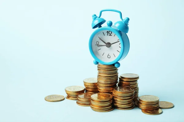 Relógio Despertador Moedas Ouro Capitalização Tempo Conceito Dinheiro Pagamento — Fotografia de Stock
