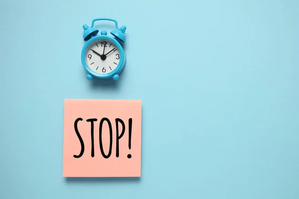 Blue Alarm Clock Paper Reminder Stop Time Management Priorities Efficiency — Stock Photo, Image