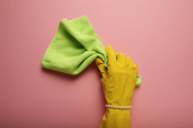 Kadınlara ayrımcılık ve aşağılama, eldivenli inci bilezikli eller temizler. Kadın ev işi, cinsiyet eşitliği..