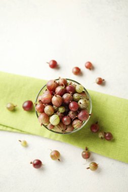 Kırmızı ve yeşil bektaşi üzümü, masada olgun böğürtlen.