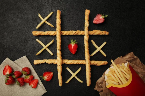 Juego Tic Tac Toe Papas Fritas Fresa Elegir Alimentos Saludables —  Fotos de Stock