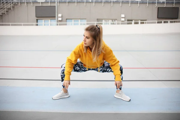 Aantrekkelijke Vrouw Die Spieren Opwarmt Voor Training Ochtendfitness Sport Als — Stockfoto