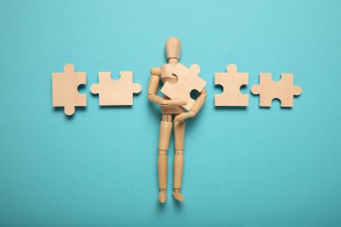 Tahta figür ve bulmacalar, iş hayatında problem çözme, yeni zorluklar. Yenilik ve takım çalışması.