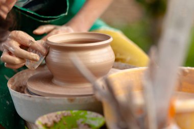El işi çanak çömlek yapmak. Kadın elleri kilden seramik plaka kalıbı (esrar)).