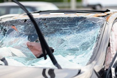 Trafik kazasından sonra kırık camlar ve çatlaklar..