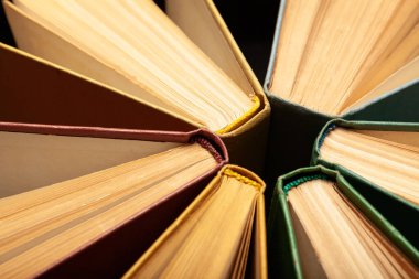 Okuma, eğitim ve edebiyat için klasik kağıt kütüphane kitapları. Bilgi güçtür.!