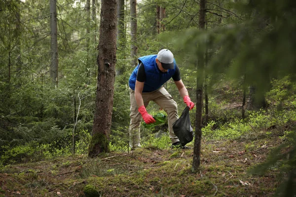 Homme Nettoie Les Ordures Les Bouteilles Plastique Dans Forêt Volontariat — Photo