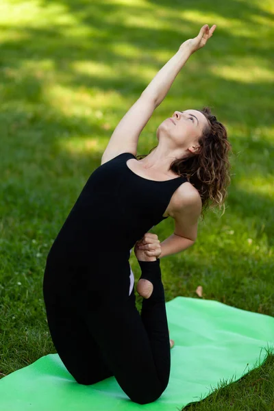 Hermosa Mujer Adulta Parque Dedicada Yoga Gimnasia Aire Libre Estilo — Foto de Stock