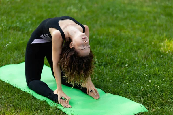 Hermosa Mujer Europea Parque Haciendo Ejercicios Yoga Protege Salud Calma —  Fotos de Stock