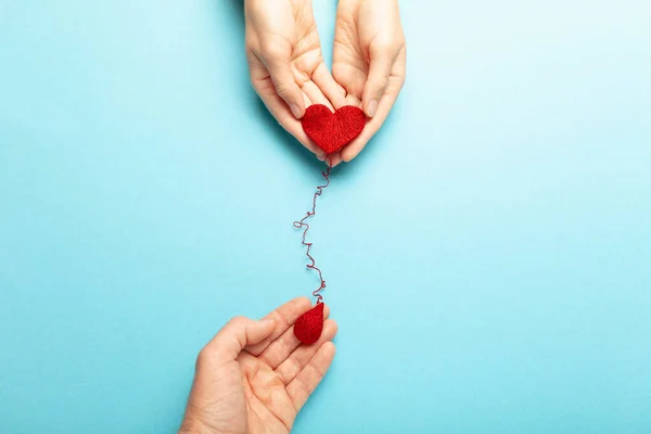 Kan donörü. Kırmızı kalpli eller ve düşüşler. Tıbbi bağış ve kan nakli..