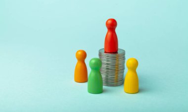 Yüksek gelir, iş maaşı eşitsizliği. Zengin bir figür fakirlerle çevrili paraların üzerinde duruyor..