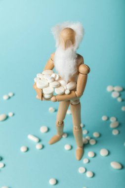 Bunama hastalıklarının tedavisi (depresyon, bunama, acı). Yaşlı bir adam elinde ilaçla kapsülleri tutuyor..