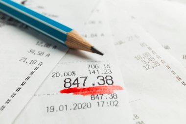 Kâğıt makbuzları istiflenmiş. Mağazada fiyat ve maliyet (dükkan). 