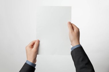 Elinde boş A4 broşürü var. Tasarım için beyaz sayfa.