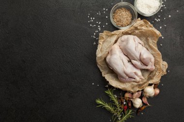 Mutfakta çiğ keklik eti, gurme yaban kuşu pişirme. Sağlıklı diyet tarifi.