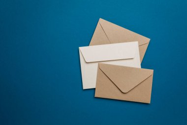 Mavi arka planda posta zarfları, kağıt mektup. Haber konsepti.
