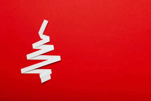 Kırmızı Arka Planda Kağıttan Yapılmış Noel Ağacı Kapaklar Davetiyeler Posterler — Stok fotoğraf