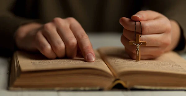 Läsa Guds Bud Bibeln Närbild Hand Med Ett Krucifix — Stockfoto