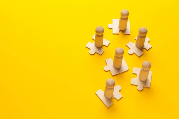 Figure Legno Puzzle Sfondo Giallo Come Simbolo Team Building Gente — Foto Stock