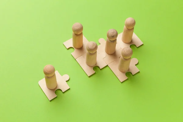 Figures Bois Sur Des Puzzles Sur Fond Vert Comme Symbole — Photo