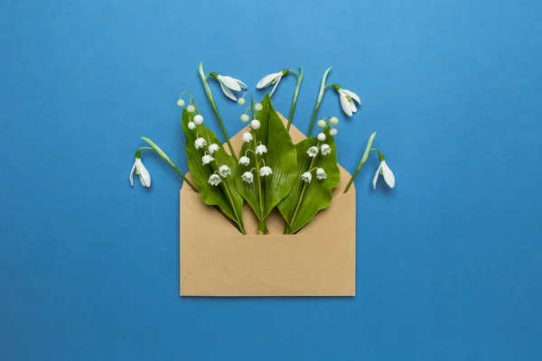 Mavi Arka Planda Bir Posta Zarfında Bahar Çiçekleri Romantik Doğum — Stok fotoğraf