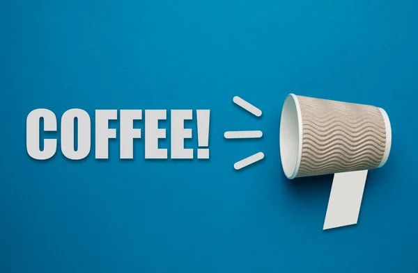 Kaffee Zum Mitnehmen Shout Konzept Auf Blauem Hintergrund Promotion Oder — Stockfoto