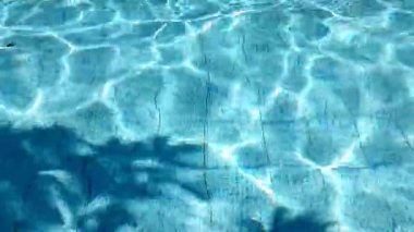 Mavi seramik seramik karolardan oluşan bir havuzda berrak suyun hareketi.