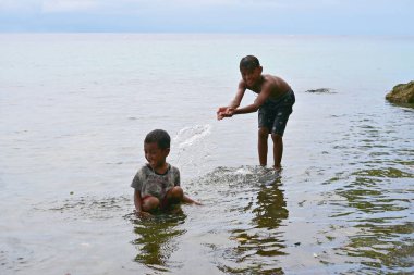 Maluku, Endonezya - 2 Mart 2024: Çocuklar plajda oynuyorlar