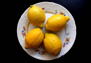 Bir plaka üzerinde dört limon.