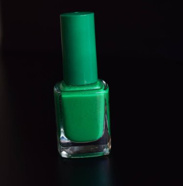 Yeşil tırnak boyama siyah arka plan üzerine.