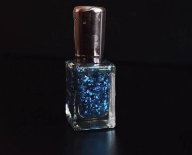 Siyah zemin üzerine mavi tırnak boyama.