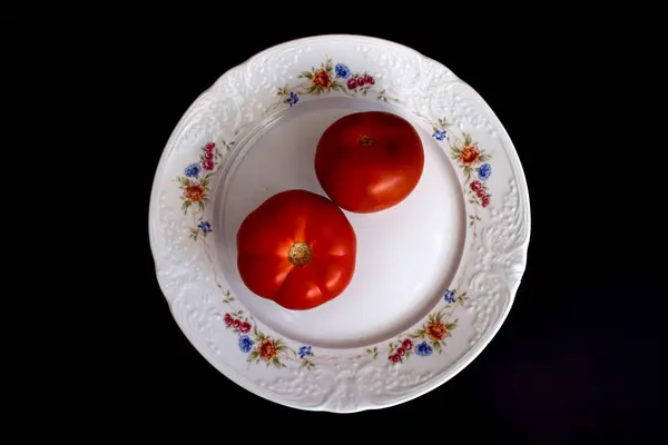 Zwei Tomaten Auf Einem Teller — Stockfoto