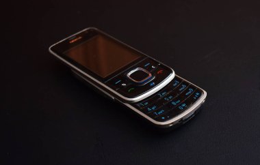 Siyah arkaplanda akıllı telefon.