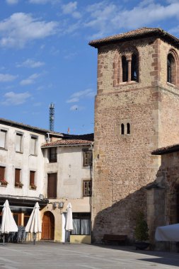 Bir Avrupa kasabasının kiliseleri ve tapınakları.